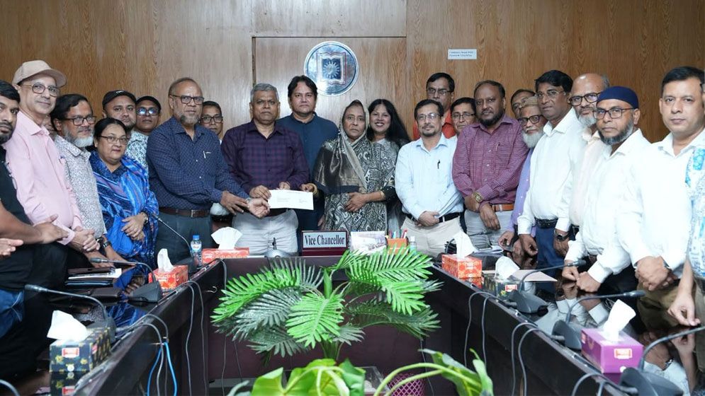 ‎রাবিতে মেধাবী শিক্ষার্থীদের বৃত্তিতে ১০ লাখ টাকা দিলেন ভূমিমন্ত্রী পরিবার