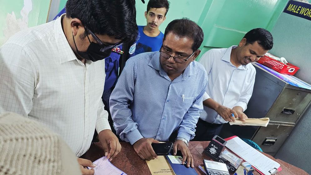 নরসিংদীতে ভ্রাম্যমাণ আদালতের অভিযান, হাসপাতালের ওটি ও ল্যাব সিলগালাসহ জরিমানা