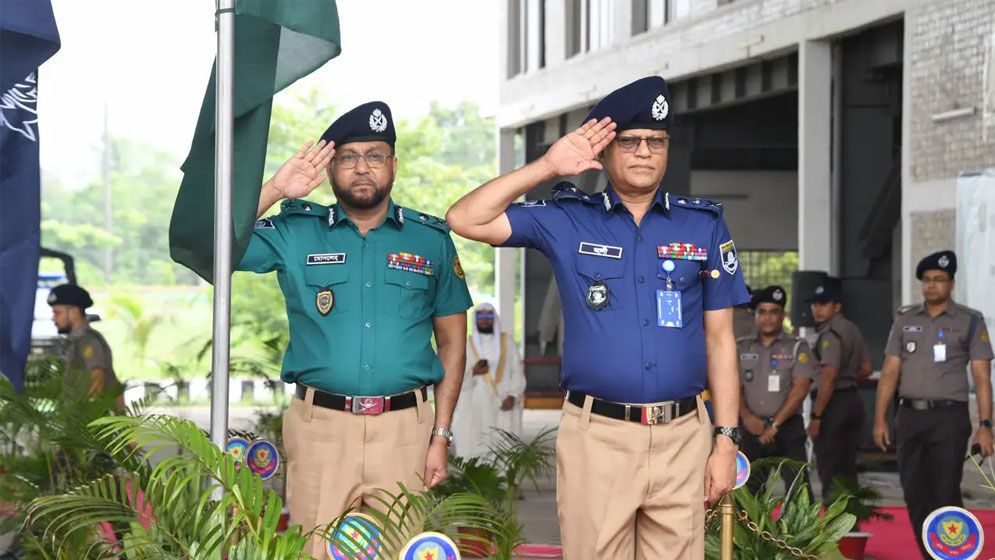 গাঢ় নীল-হালকা জলপাই শার্ট ও খাকি প্যান্টে ফিরলো পুলিশ