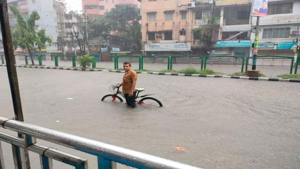 টানা বৃষ্টিতে ঢাকার পথে পথে ভোগান্তি