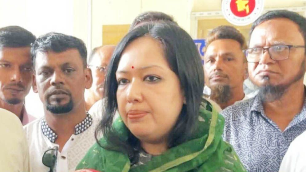 দেশে ফিরতে শেখ হাসিনার আইনগত বাধা নেই: ব্যারিস্টার রুমিন ফারহানা