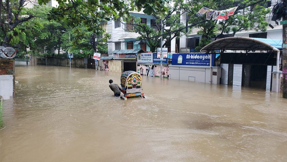 টানা বৃষ্টিতে চট্টগ্রাম নগরীতে জলাবদ্ধতা, বেড়েছে জনভোগান্তি