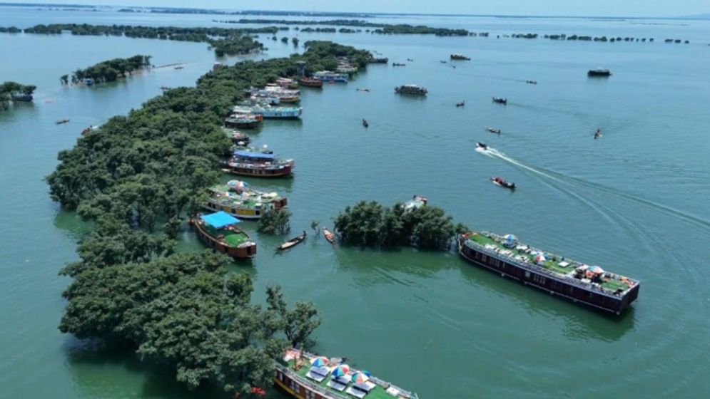 টাঙ্গুয়ার হাওরে হাউসবোট ও পর্যটকবাহী নৌযান চলাচল নিষিদ্ধ