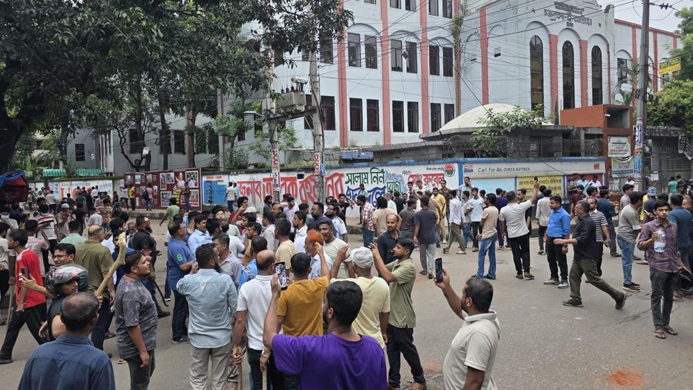 ঢাকা আলিয়া মাদ্রাসায় ছাত্রদল-শিবিরের দফায় দফায় সংঘর্ষ
