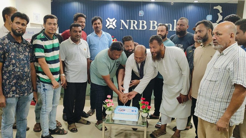 সোনারগাঁয়ে কেক কেটে এনআরবি ব্যাংকের ১৩তম প্রতিষ্ঠাবার্ষিকী উদযাপন