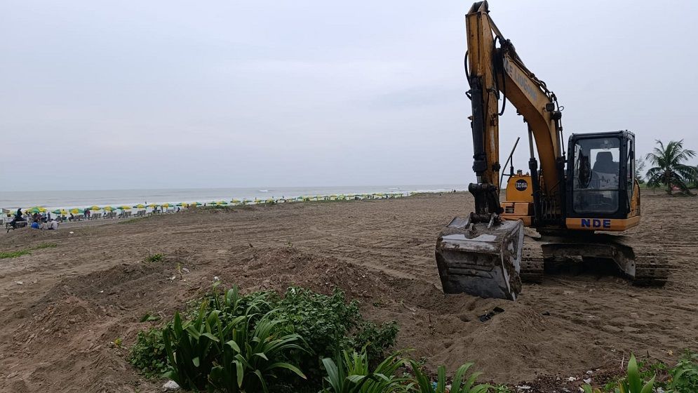 সৈকতের বালিয়াড়ির বুকে সাড়ে ৬৩ কোটি টাকা ব্যয়ে পৌরসভার সড়ক