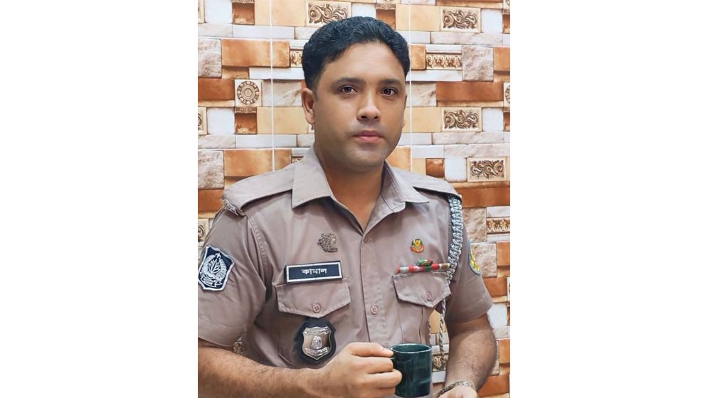 ১৪ ঘন্টা ব্যবধানে মা-বাবাকে হারিয়ে বাকরুদ্ধ পুলিশ সদস্য