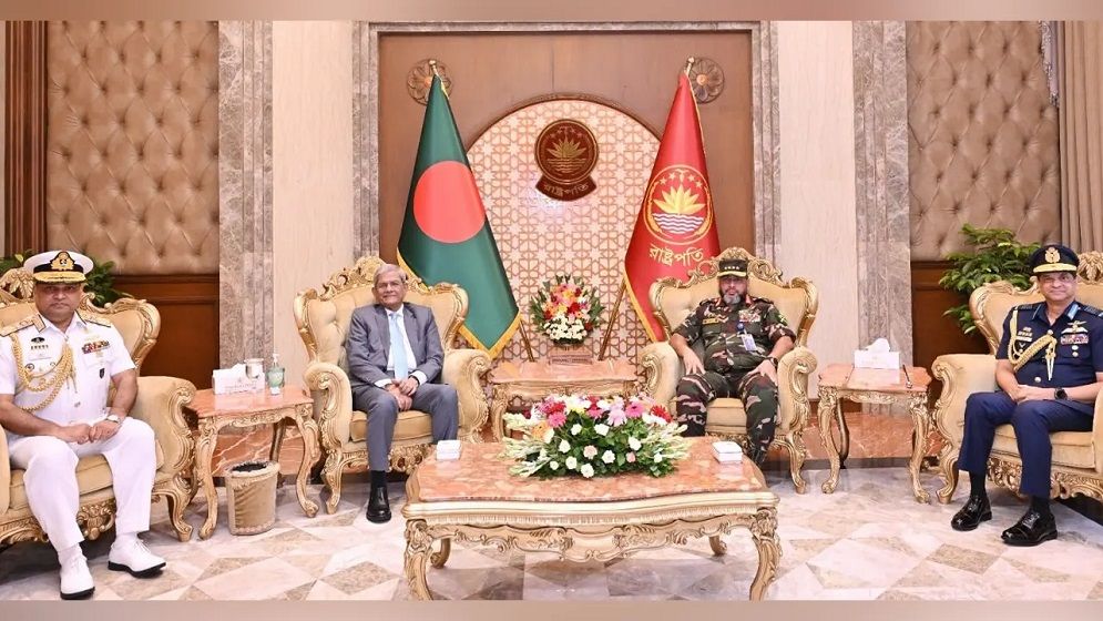 রাষ্ট্রপতির সঙ্গে তিন বাহিনী প্রধানের সৌজন্য সাক্ষাৎ