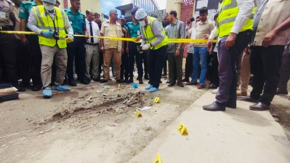 বরিশালে আদালতের সামনে বোমা বিস্ফোরণ