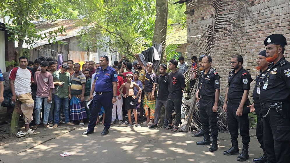 মাদারীপুরে মাদ্রাসার পাশে হাতবোমা বিস্ফোরণ, আহত ৪ শিশু