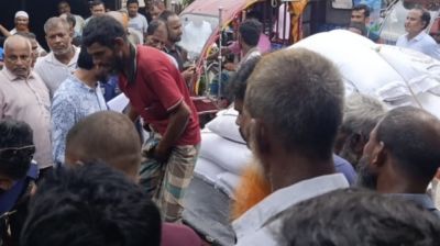 ফুলবাড়িতে ডিলারের কেন্দ্র থেকে ২০ বস্তা সার সরানোর চেষ্টা, আটক ১