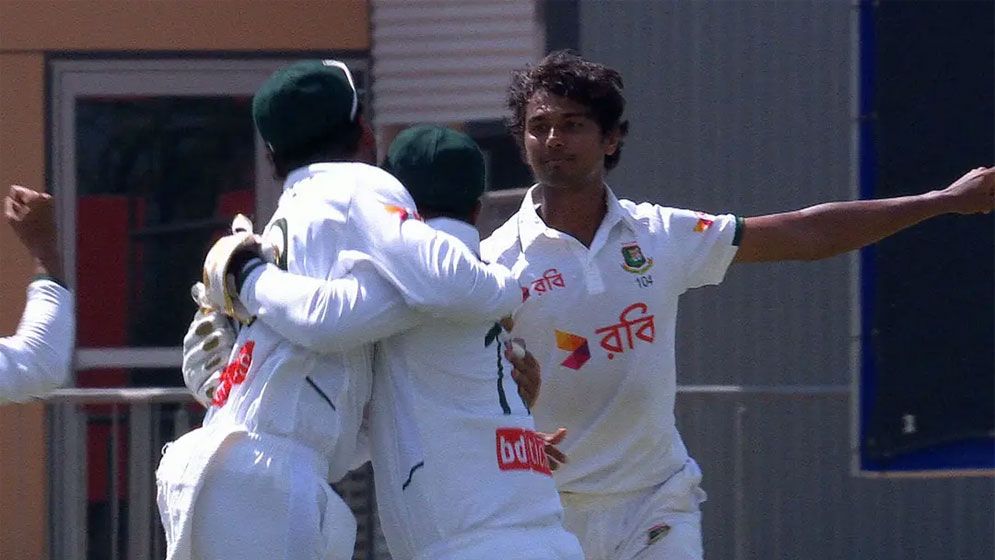 হেডকেও বোল্ড করলেন হাসান