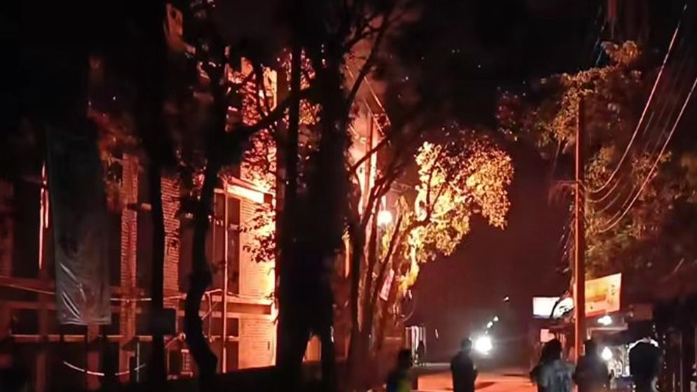 মহাসড়কে মৃত্যুফাঁদ, চলন্ত ভ্যানের ওপর ট্রান্সফরমারে আগুন