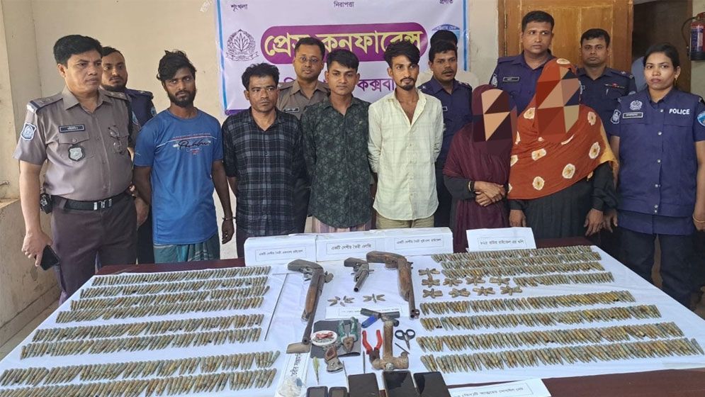 মাতামুহুরিতে ডাকাতির প্রস্তুতিকালে ২ নারীসহ আটক ৬