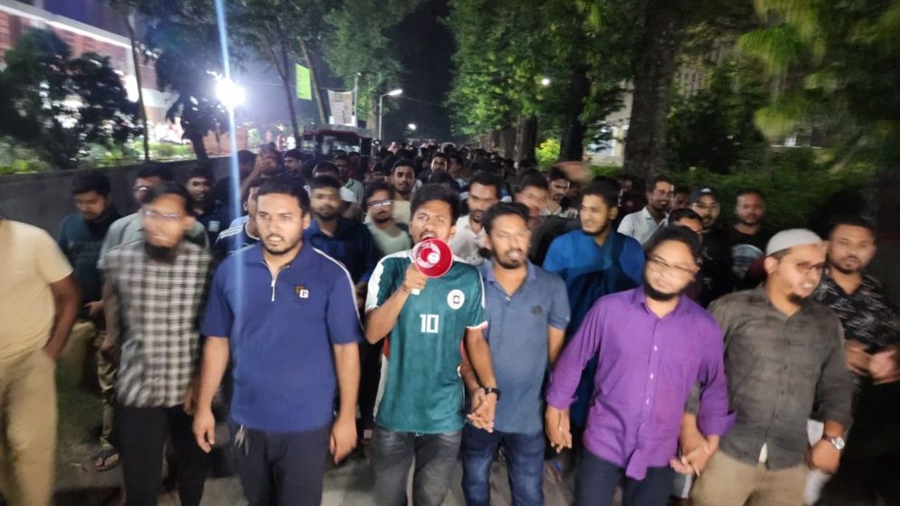 সরকারি চাকরির নিয়োগে ভাইভা নম্বর বাড়ানোর প্রতিবাদে রাজশাহী বিশ্ববিদ্যালয়ে বিক্ষোভ