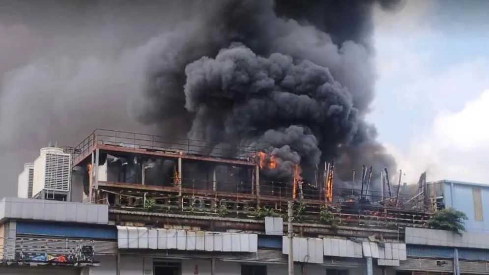 মহাখালীতে ভবনে আগুন, নিয়ন্ত্রণে ফায়ার সার্ভিসের ৩ ইউনিট