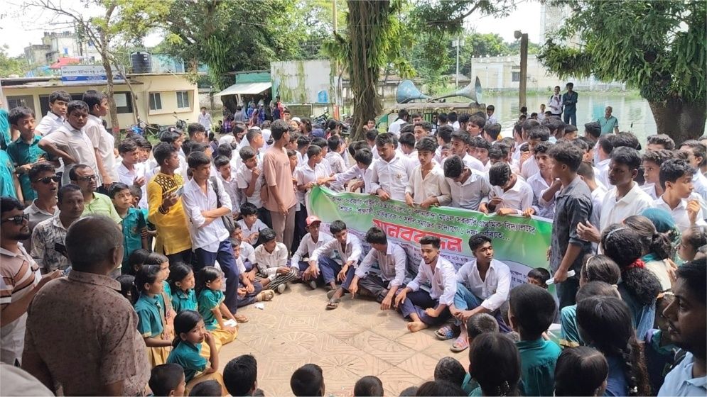ছয় দফা দাবিতে কলমাকান্দায় শিক্ষার্থী-শিক্ষকদের ইউএনও কার্যালয়ের সামনে অবস্থান
