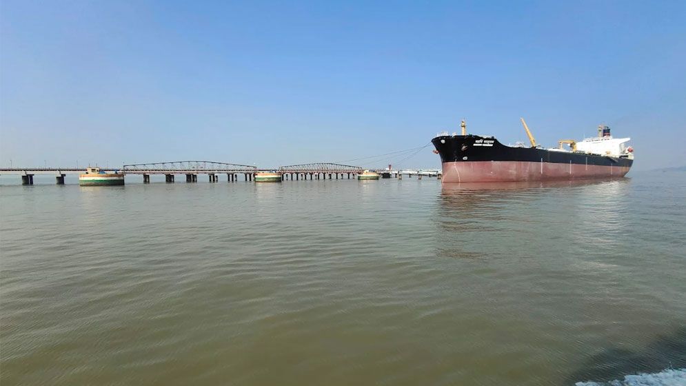 হরমুজের পর আরব সাগরেও ইরানের নিষেধাজ্ঞা
