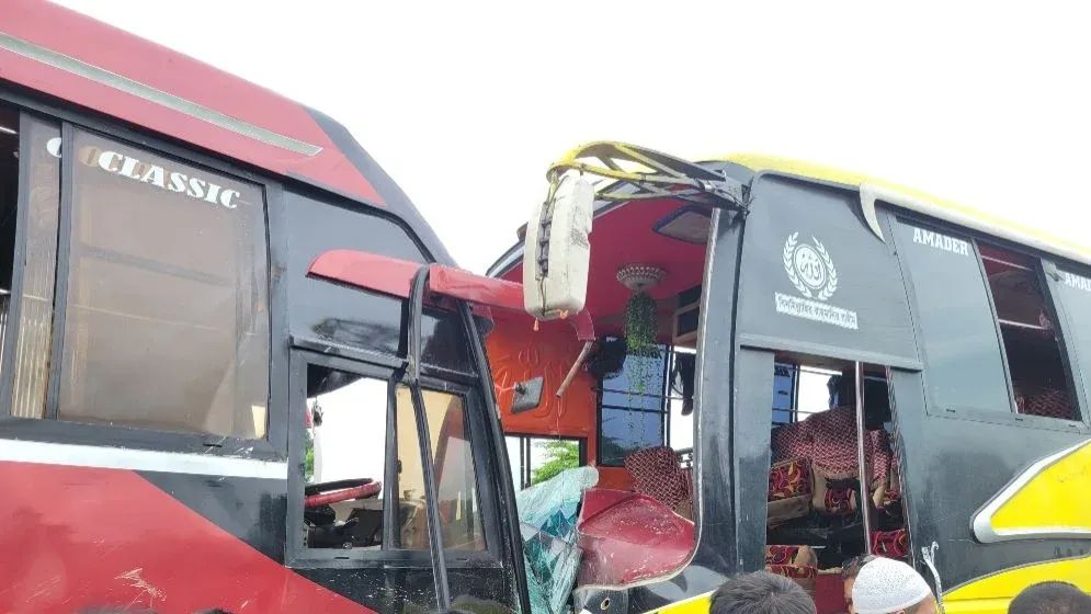 ময়মনসিংহে দুই বাসের সংঘর্ষে নিহত ৩