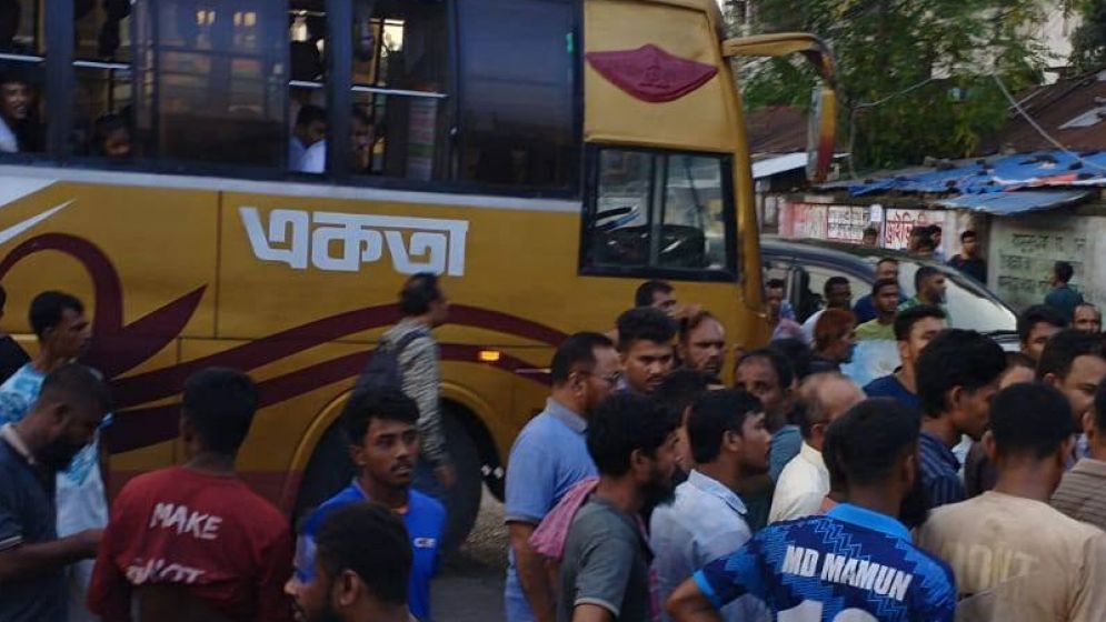রাজধানীতে সড়ক অবরোধ, যান চলাচল বন্ধ