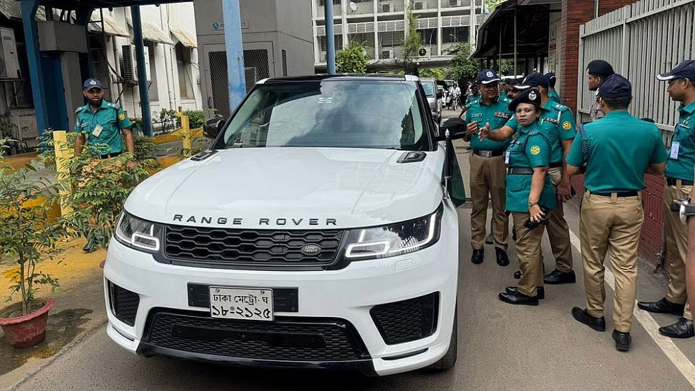 উল্টোপথে গাড়ি চালানোর অভিযোগে পর্যটনমন্ত্রীর গাড়ির বিরুদ্ধে মামলা