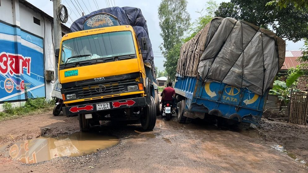 খানাখন্দে আটকে দুই ট্রাক, মির্জাপুর-রাণীরহাট সড়কে তীব্র যানজট