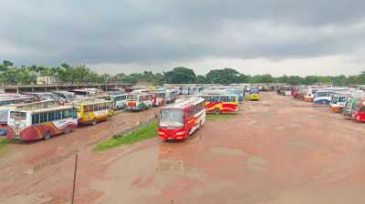 রাজশাহী থেকে সারাদেশে বাস চলাচল বন্ধ, চরম দুর্ভোগে যাত্রীরা