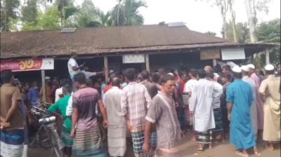 কুড়িগ্রামে সার না পেয়ে ডিলারের গুদাম ভাঙচুর করল উত্তেজিত কৃষকরা