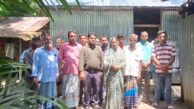 অসহায় শৈলেনের পাশে দাঁড়ালেন বিএনপি নেতা, করে দিলেন নতুন ঘর