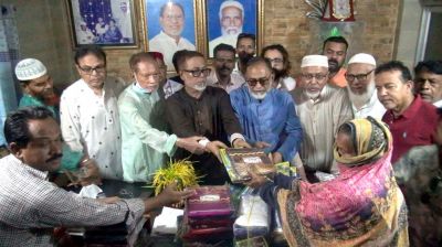 প্রতিষ্ঠাবার্ষিকীতে নারায়ণগঞ্জ মহানগর বিএনপির বস্ত্র বিতরণ