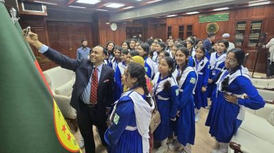 ডেপুটি স্পিকারের আমন্ত্রণে সংসদ ভবন পরিদর্শনে কলমাকান্দা বালিকা উচ্চ বিদ্যালয়ের শিক্ষার্থীরা