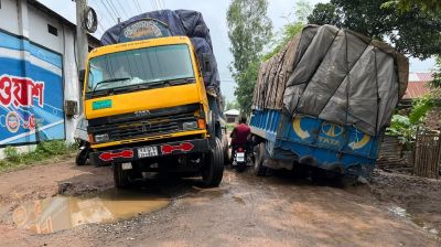 খানাখন্দে আটকে দুই ট্রাক, মির্জাপুর-রাণীরহাট সড়কে তীব্র যানজট