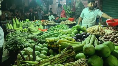 জ্বালানি তেলের দাম বাড়ায় চড়া সবজির বাজার