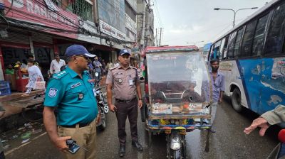 নয়াবাজারে ব্যাটারিচালিত অটোরিকশার বিরুদ্ধে অভিযান ২২টি রিকশা ডাম্পিং