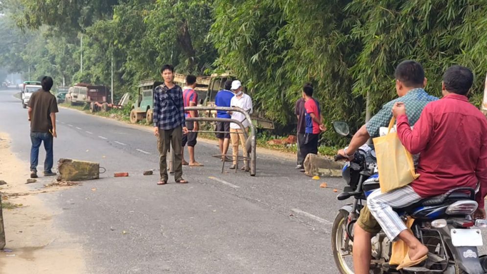 খাগড়াছড়ি-রাঙ্গামাটিতে আধাবেলা অবরোধ, সড়কে টায়ার জ্বালিয়ে বিক্ষোভ