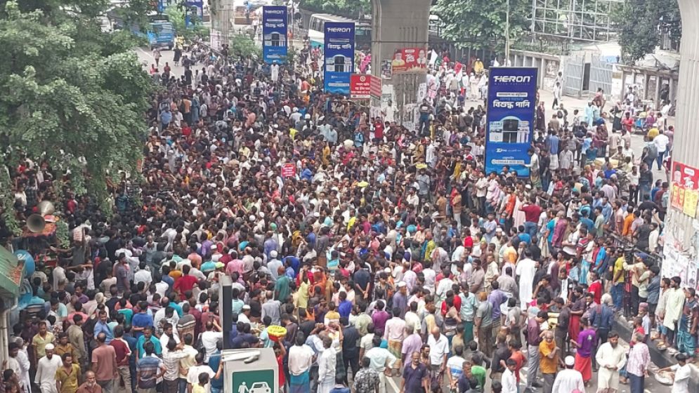 পুলিশি হয়রানি বন্ধের দাবিতে প্রেসক্লাবের সামনে ব্যাটারিচালিত রিকশাচালকদের অবরোধ