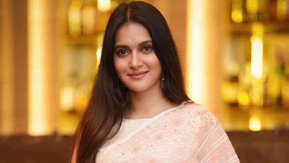 জীবনে নতুন অধ্যায় শুরু করলেন মিথিলা