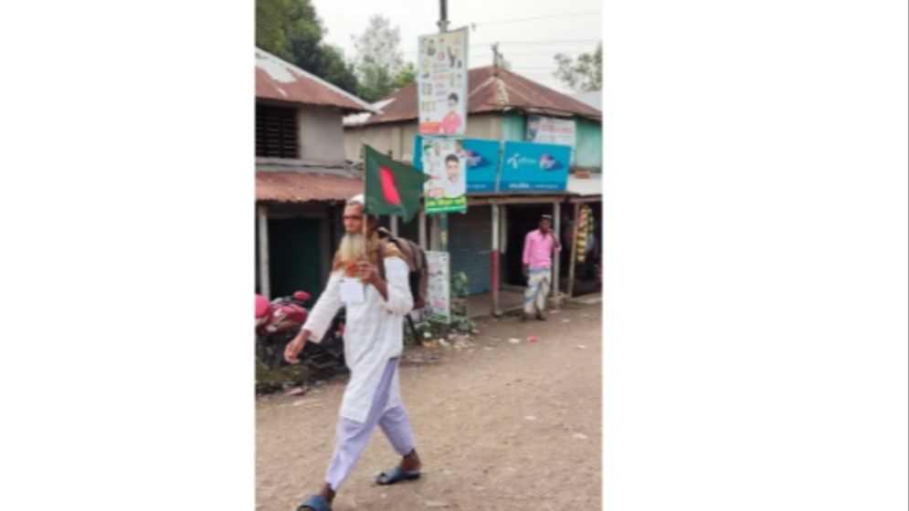 স্বপ্ন পূরণে পায়ে হেঁটে মক্কার পথে ৬০ বছরের আব্দুর রহিম