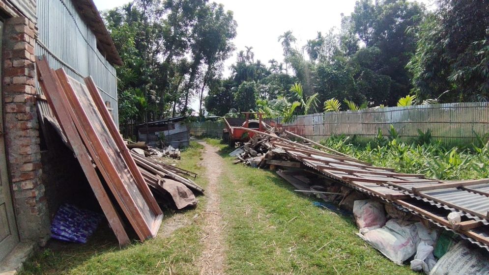 ভূরুঙ্গামারীতে জমি নিয়ে বিরোধ, বড় ভাইয়ের গোডাউন ভেঙে মালামাল লুটের অভিযোগ