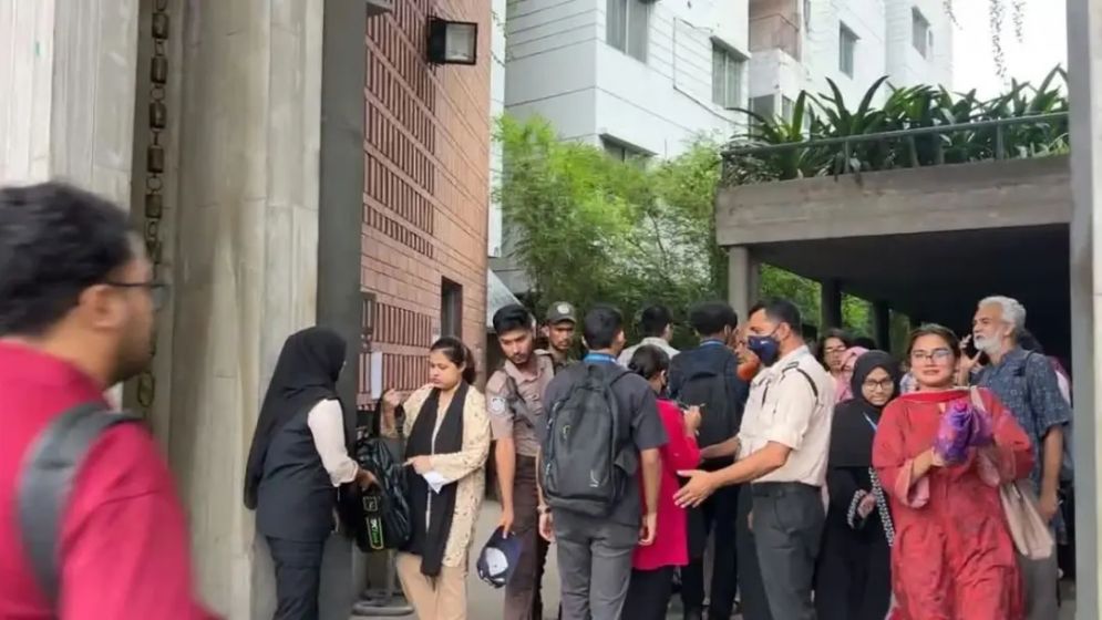 বোমা হামলার হুমকি : ব্র্যাকে তল্লাশি করে প্রবেশ, নিরাপত্তা জোরদার