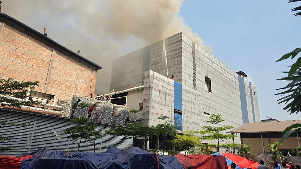 টঙ্গীতে ড্রাগ ইন্টারন্যাশনালের কারখানার আগুন নিয়ন্ত্রণে