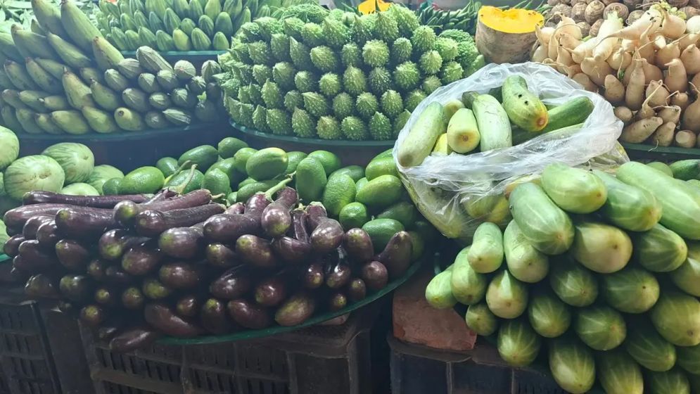 বাজারে কম দামি সবজি কেবল পেঁপে-মিষ্টি কুমড়া