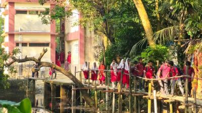 ঝুঁকিপূর্ণ বাঁশের সাঁকো পার হয়ে প্রতিনিয়ত স্কুলে আসা যাওয়া করে শিশু শিক্ষার্থীরা