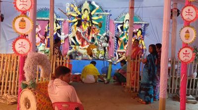 আজ বিজয়া দশমী, মণ্ডপে মণ্ডপে বিদায়ের সুর