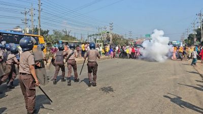 বকেয়া বেতনের দাবিতে গাজীপুরে মহাসড়ক অবরোধ