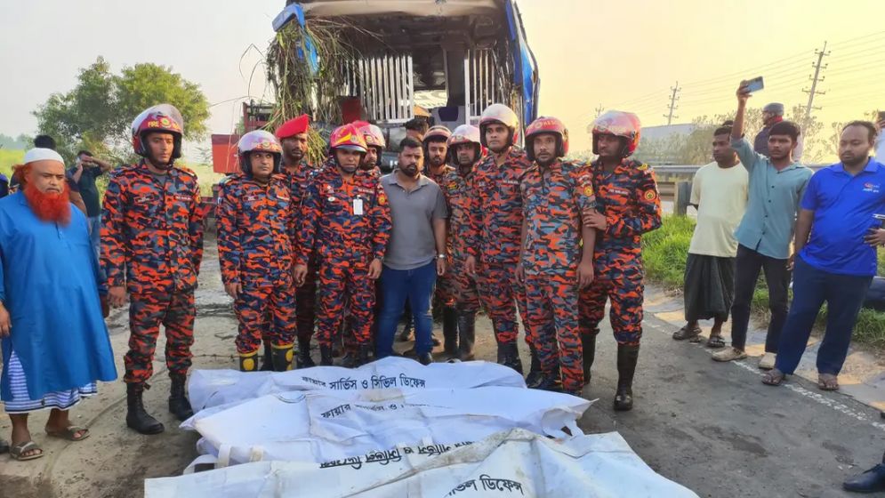 ঢাকা-মাওয়া এক্সপ্রেসওয়েতে বাস খাদে পড়ে নিহত ৩, আহত ১৬